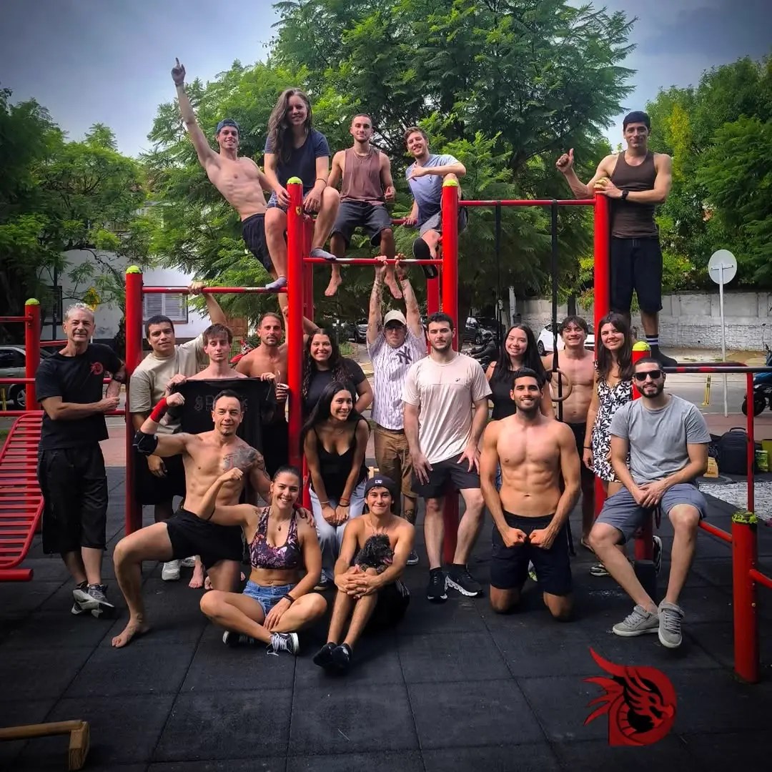 La comunidad de Draak entrenando en la plaza